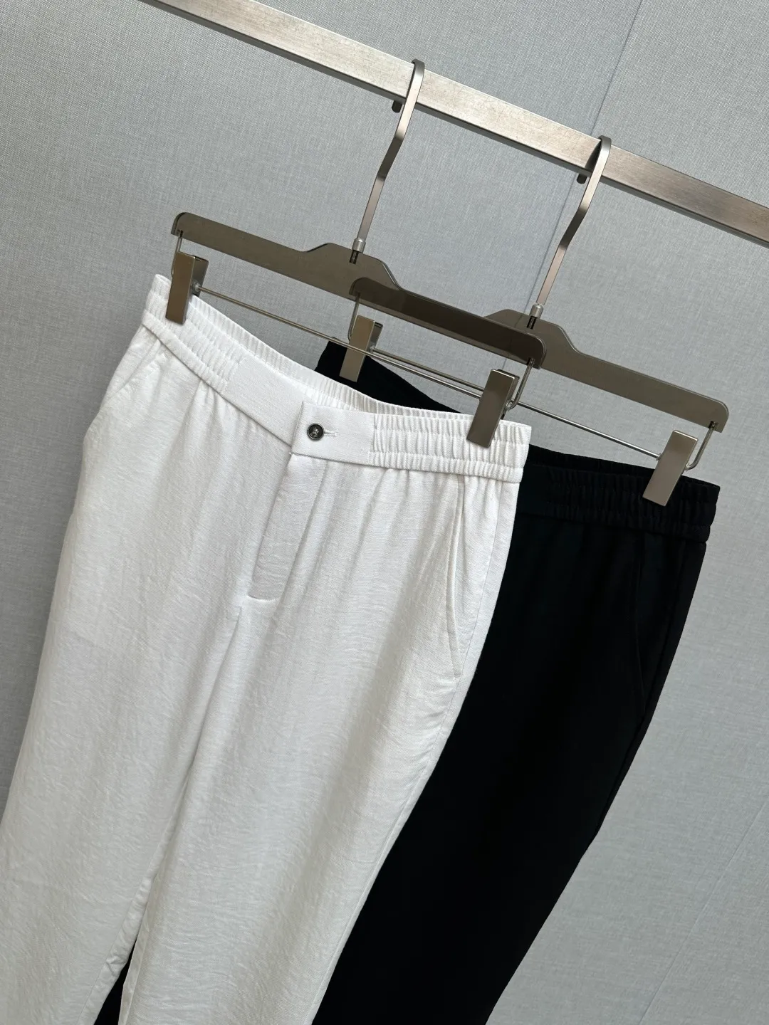 Lp* fitted version 2026 spring and summer silk linen casual pants, with Classic simplicity as the main tone, cleverly integrated with counter hardware and accessories elements, breaking the monotony of traditional casual pants and highlighting individuality and uninhibitedness. The three-dimensional tailoring fits the body shape and the design is neat and stylish, easily elongating the leg lines and creating a casual and casual style. The high-quality fabric is Wear-Resistant, breathable and comfortable, suitable for daily outings or light outdoor scenes. The detailed webbing embellishment adds a fashionable texture and can be easily controlled. It is an indispensable fashion item in the autumn and winter transition seasons. On sale in stock M—4XL